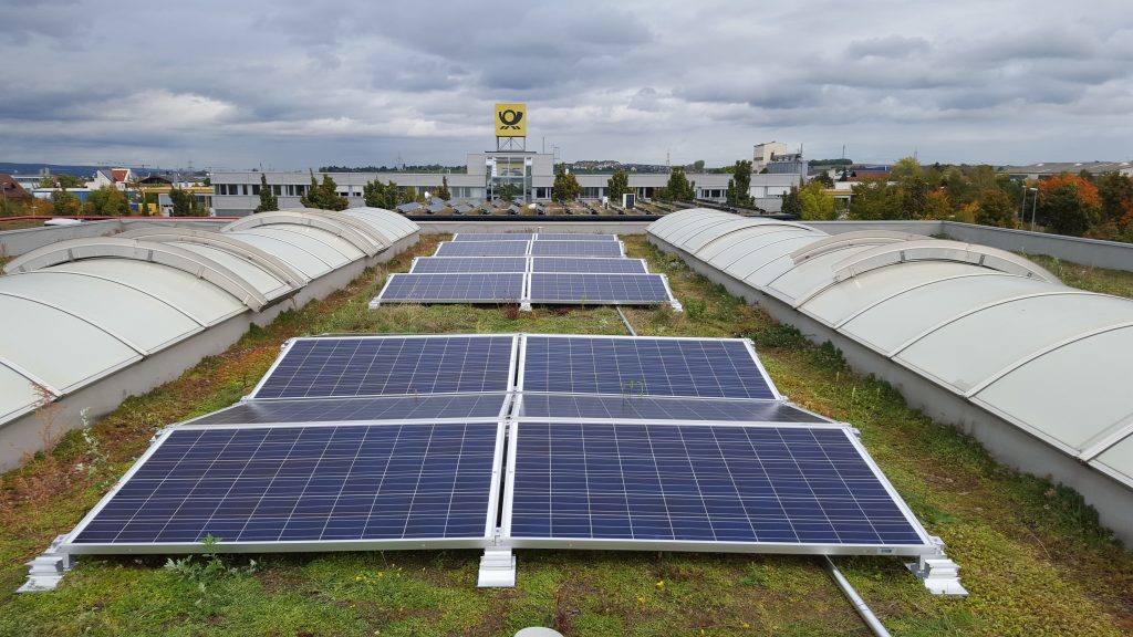 Photovoltaikanlage auf dem Produktionshallendach der IEM GmbH